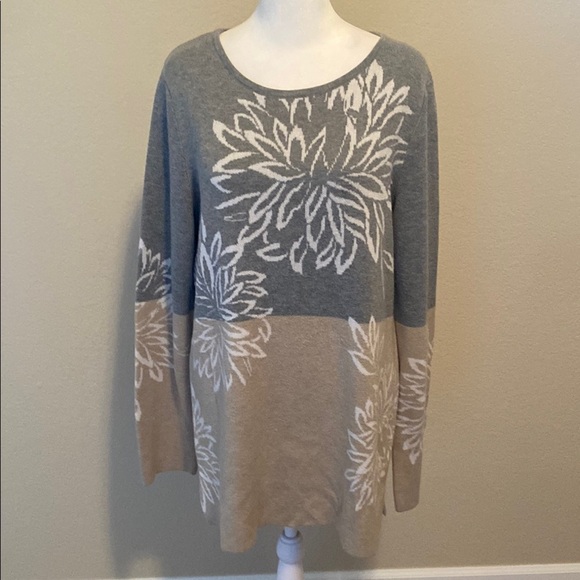 Calvin Klein Knit long Sweater in Gray and tan. White floral. Size M. Dual color - Picture 2 of 13